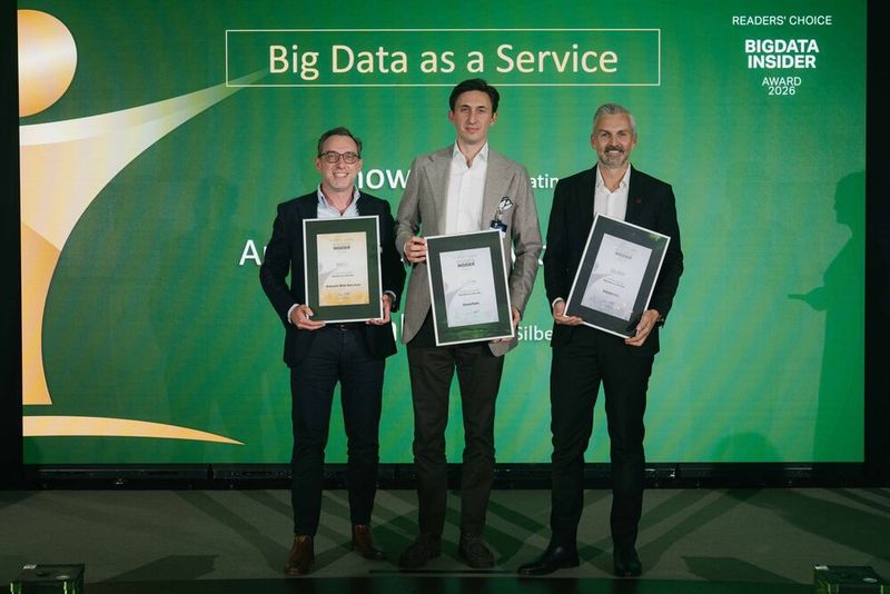 In der Kategorie Big Data as a Service gewinnt Databricks den Award in Silber. Den Preis nimmt Mario Seefried in Empfang (rechts im Bild). Gold geht an Amazon Web Services, vertreten durch Matthias Patzak (links im Bild). In der Mitte freut sich Jonah Rosenboom über die Auszeichnung in Platin für Snowflake. (Bild: Manuel Emme Fotografie)