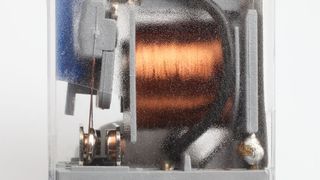 Das Hochleistungsrelais schaltet mit dem hochfestem Wolfram-Kontakt schaltet zuverlässig bei hohen Einschaltströmen und schnellen Schaltfolgen.  (Bild: Comat Releco)