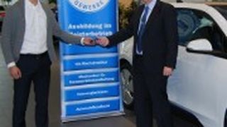 Martin Öttl (BMW-Niederlassung München) übergab den i3 an Innungsgeschäftsführer Andreas Brachem. (Foto: Innung)