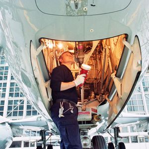 Lufthansa Technik Logistik Services bietet Logistiklösungen für die gesamte Luft- und Raumfahrtindustrie wie die Transportabwicklung, Materialbeschaffung, Lagerung, Distribution sowie die Organisation und Optimierung von Reparaturkreisläufen.