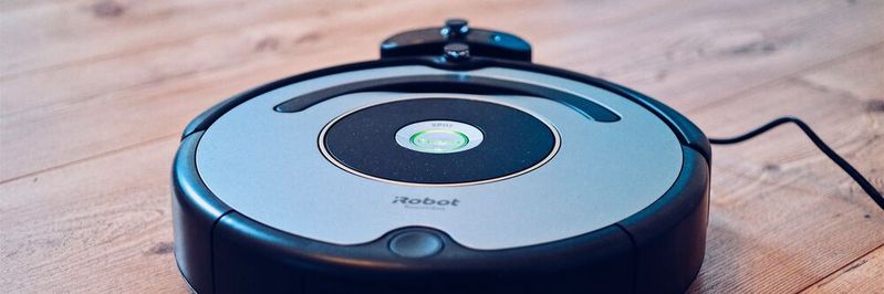 Autonome Systeme halten auch Einzug in unsere Haushalte. Selbstständige Roboterstaubsauger beispielsweise orientieren sich anhand einer Vielzahl von Sensoren im Gehäuse.(Bild:  gemeinfrei / Pexels)