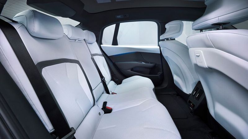 Hinten dürfte es weniger eng zugehen als in anderen BMW-Modellen. (Bild: BMW)