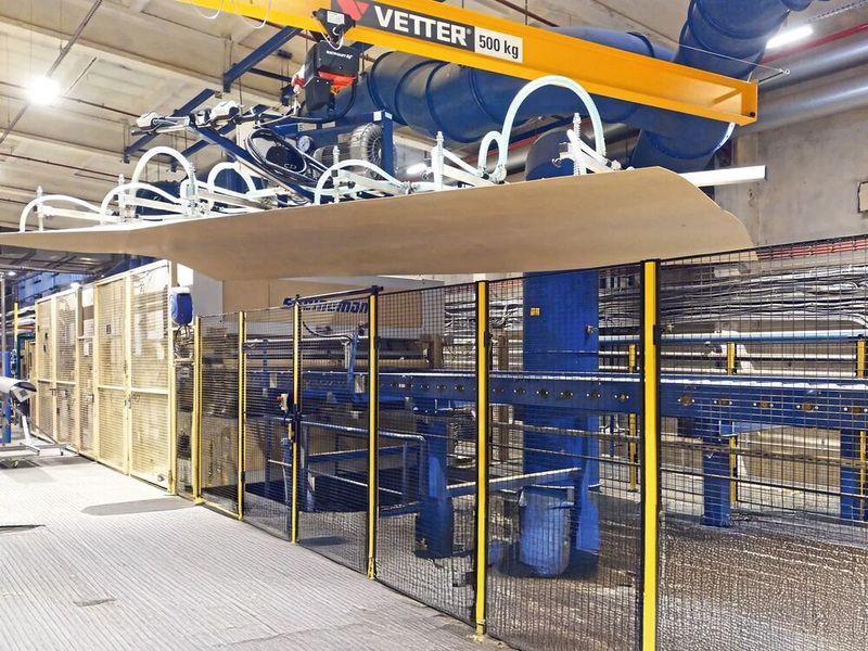 Der am Kran installierte Vakuumheber unterstützt das sichere Handling der bis zu 5 Meter langen und 70 Kilogramm schweren Holzfaserplatten. (Bild: Vetter)