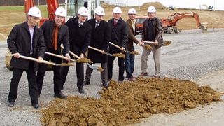 Unternehmensführung, Lokalpolitik und Bau-Dienstleister beim gemeinsamen Spatenstich für die neue Gießerei. Bild: Behringer (Archiv: Vogel Business Media)