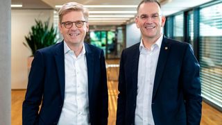 Gemeinsam stark! Sick will mit Endress+Hauser Anwendern bei der Automatisierung helfen, um die Dekarbonisierung zu unterstützen. Im Bild Dr. Mats Gökstorp (l.), Vorstandsvorsitzender der Sick AG, und Peter Selders, CEO der Endress+Hauser-Gruppe. (Bild: Sick)