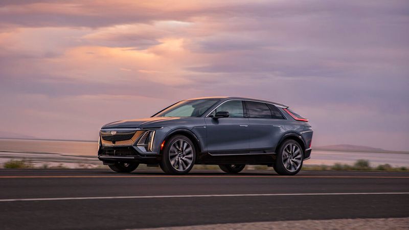 Das fünf Meter lange Crossover-Modell tummelt sich in der Klasse von Mercedes EQS SUV, Audi E-tron und BMW iX. (Bild: GM)