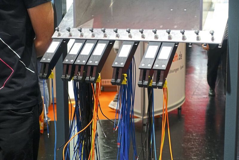 Kabel aus dem Drahtkonfektionier-Vollautomaten: Die Drähte werden automatisiert konfektioniert und geordnet. (Stefanie Michel)