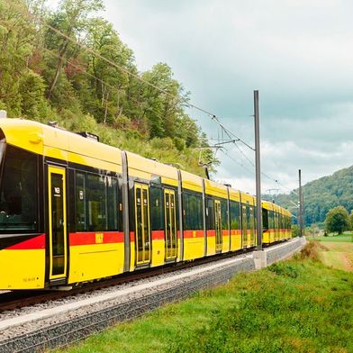 Im teilautomatischen Betrieb fahren seit einigen Wochen die Stadler-Tramlink-Züge auf der Waldenburgerbahn.  (Bild: BLT)