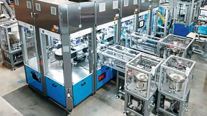 Symphoni reduziert Werkzeugaufwand- und Platzbedarf, steigert Durchsatz und Ausbeute und ermöglicht die Verarbeitung mehrerer Produkttypen auf einer einzigen Linie. Die integrierte Inline-Prozessüberwachung beseitigt blinde Flecken und liefert vollständig rückverfolgbare, auditfähige und verwertbare Produktionsdaten.(Bild:  Kistler)