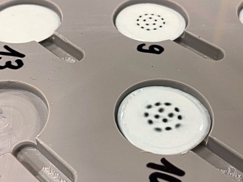 Die Partikel werden vom Kaskadenimpaktor nach Größe sortiert. (Bild: Empa)