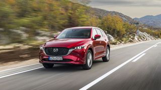 Ganz nach der bewährten Devise „never change a winning team“ rollt der Mazda CX-5 mit einigen Modellupdates auf den Markt. (Autoren-Union Mobilität/Mazda)
