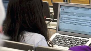 Deutschsprachige Vorlesungen beim KIT werden bereits auf einer Website auf Englisch ausgegeben. Wie das funktioniert, ist auf der Hannover Messe 2019 zu sehen. (www.kit.edu)