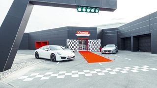 Die Carrera-World ist in einem ehemaligen BMW-Autohaus in Oberasbach untergebracht.  (Bild: Christian Horn Fotografie)