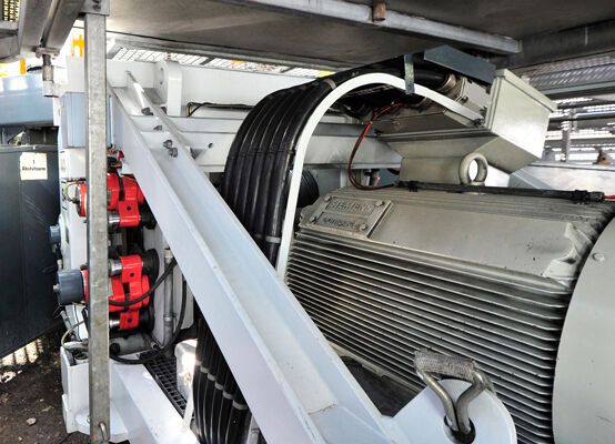 Im Freifallturm Power Tower stürzen die Fahrgäste seit 2002 in weniger als fünf Sekunden aus 66 Metern nach unten. Zwei 450-Kilowatt-Siemens-Motoren (jeweils 612 PS) sorgen dafür, dass die bis zu 13 Tonnen schwere Gondel mit maximal 32 Passagieren schnell und vor allem sicher auf- und absteigen kann. (Bild: www.siemens.com/press)