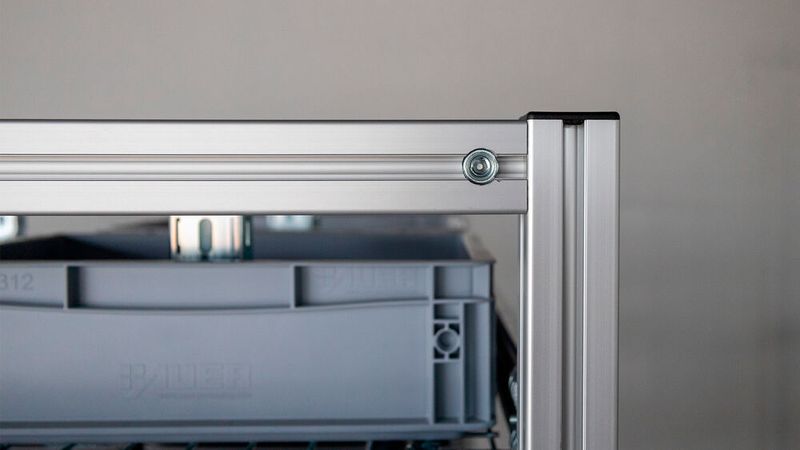 Zwei Aluminiumvierkantprofile werden mithilfe eines Eckverbinder verbunden. Hierfür haben wir bei BeeWaTec verschiedene Eck-Lösungen. (Bild: BeeWaTec AG)