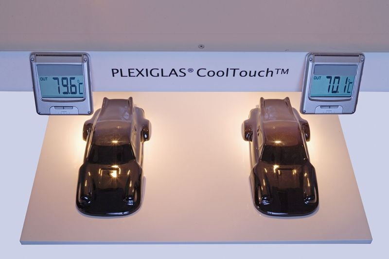Cool bleiben:  Hitzereflektierendes PLEXIGLAS CoolTouch senkt nicht nur die Oberflächentemperatur von Fahrzeugdächern sondern auch die Temperatur im Innenraum. Ergebnis: mehr Komfort, mehr Fahrsicherheit und reduziertes Unfallrisiko. (Archiv: Vogel Business Media)