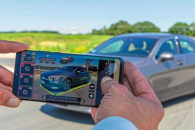 Mit Smartphone-Anwendungen wie Catch Photo (im Bild) und den zugehörigen Services können Händler schnell optimierte Fahrzeugbilder erstellen und die abgelichteten Fahrzeuge auch freistellen – als Basis für die Platzierung vor und auf einem gewünschten Hinter- und Untergrund.