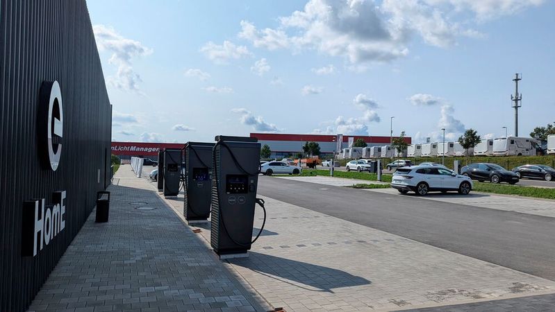 Auf dem 20.500 Quadratmeter großen Areal sollen laut Home of Mobility 160 Ladepunkte entstehen und damit einer der größten Ladeparks Deutschlands.(Bild:  Rosenow – VCG)