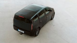 Die Außenhaut des Sono Sion wirkt nicht sonderlich edel, doch dafür soll sie dank integrierter Solarzellen helfen, Umwelt und Geldbeutel zu schonen.  (Bild: Sono Motors)