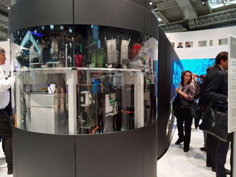 Die Bundesdruckerei zeigte eine vollautomatisierte Maschine zur Herstellung von Ausweisdokumenten. (Robert Horn)