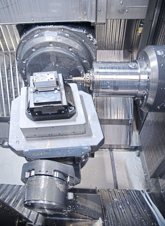 Blick in die Heller «HF 3500» mit Horizontalspindel. Dank der Horizontalbearbeitung ist der Spänefall optimal. Die Heller «HF 3500» hat sich als eine perfekte Werkzeugmaschine für flexible und hochautomatisierte Fertigungsaufgaben herausgestellt. Die Werkstücke werden über den im Tisch integrierten Schraubstock automatisch gespannt.(Bild:  Matthias Böhm)
