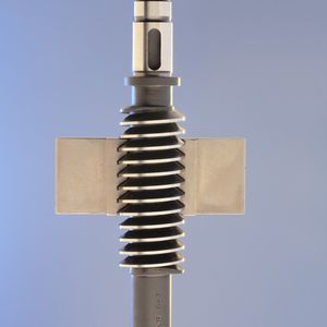 Die Gewindesteigung für die Anwendung als Lenkwelle in einem Fördersystem konzipiert.