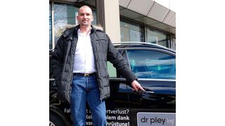 Abgas-Spezialist Dr. Martin Pley mit Mercedes-Modell: Die Nachrüstung kann jetzt starten. (Jan Rosenow/»kfz-betrieb«)