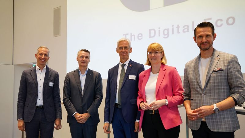 Panelteilnehmer zum Thema: „Industrie im Wandel – ohne Daten-Ökosysteme keine (KI-) Zukunft?“ Von links nach rechts: Rainer Brehm (SIEMENS), Dr. Stephan Mayer (Trumpf); Prof.Dr. Dipl-Ing Berend Denkena (DMG Mori) Dr. Beate Baron (BMWE), Hagen Heubach (SAP)  (Bild:  Factory-x)
