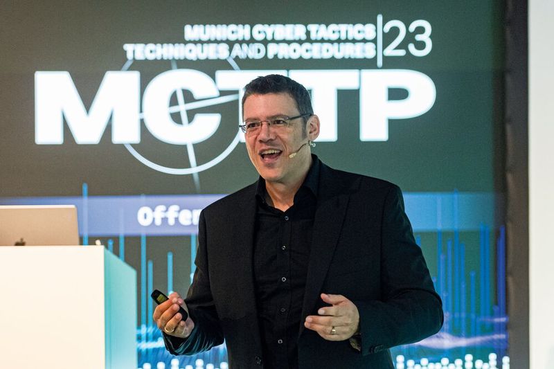Dr. Ralf S. Engelschall eröffnete die Konferenz mit einem unterhaltsamen Rollenspiel rund um Hype-Themen in der IT und wie IT-Verantwortliche in ihren variablen Positionen in Unternehmen diese wahrnehmen. (Bild: Vogel IT-Akademie)