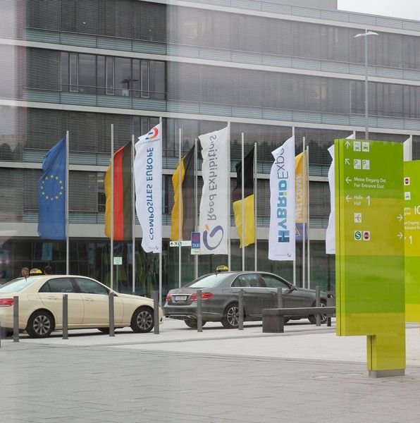 Gefühlte 5 mm Gummi an den Sohlen verloren, neigt sich ein informativer Messe-Tag dem Ende zu...Bye Bye und wir sehen uns nächstes Jahr in Düsseldorf auf der Composites Europe 2016. (Bild: Königsreuther)