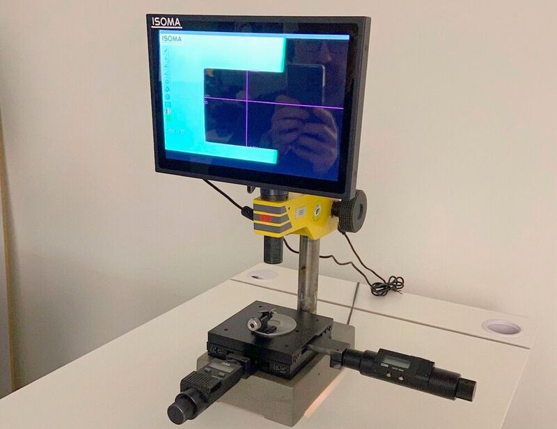 Das Schweizer Unternehmen Isoma zeigt auf der Intec in Leipzig die neueste Generation seiner Miniscope-Messmikroskopen, die jetzt eine automatische Kantenerkennung durch ein „magisches“ Fadenkreuz hat.