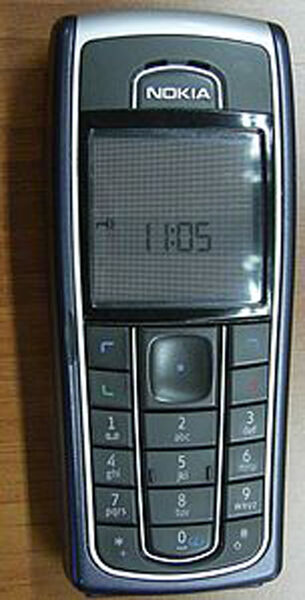 Da war Nokia noch der Platzhirsch: Das Nokia 6230i erschien 2005 und war ein Kassenschlager. Das Display maß 3x3 Zentimeter, die Digitalkamera hatte eine Auflösung von  0,3 Megapixel und der interne Speicher war satt 32 Megabyte groß. (Nokia)