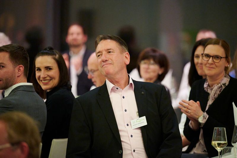 Impressionen vom ELEKTRONIKPRAXIS Frühlingsfest 2023 im Ketterer Kunst mit der Verabschiedung von Johann Wiesböck.  (Bild: © EYE AM CHRIS)