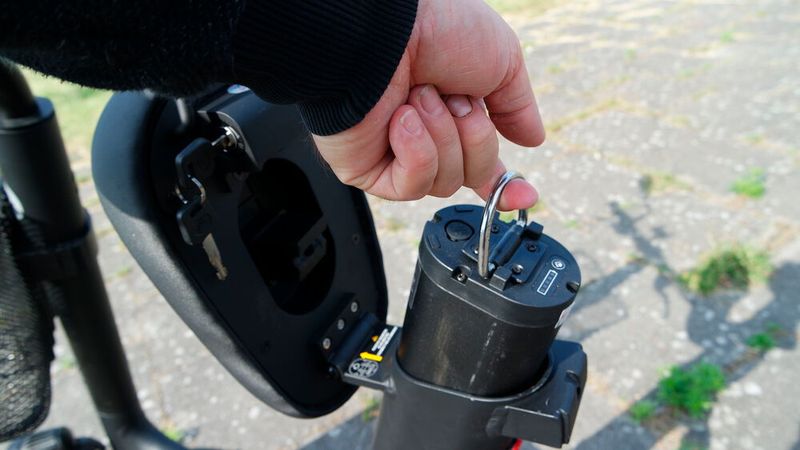 Der Akku kann einfach zum Aufladen herausgezogen werden. Das komplette Bike eine Treppe hinauftragen, ist jedenfalls kein Vergnügen. (Bild: Mario Hommen/sp-x)