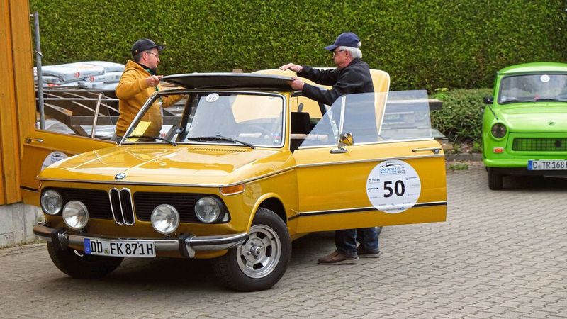 Trauten dem Wetter im Erzgebirge nicht: Friedbert Kirstan und Thomas Kirstan im BMW 2002 Baur Targa, Baujahr 1971. (Bild: Zietz/»kfz-betrieb«)
