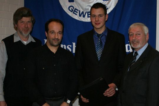 Gratulation der Innung Flensburg Stadt und Land: Obermeister Günther Görrissen (re.) und Ausbildungsmeister Peter Wille Renner (li.) freuen sich über die guten Ergebnisse von Garipkus Süleyman (2. v.li.; Servicemechaniker) und Malte Kleinschmidt (Mechatroniker). (Foto: Innung)