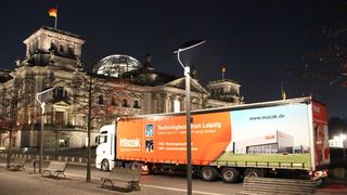 Der Mazak-Lkw weckte mit seinen Werkzeugmaschinen auch mitten in Berlin das Interesse eines breiten Publikums. (Bild: Mazak)