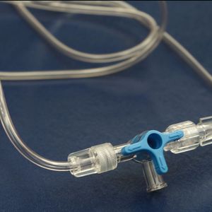 Schlauchverbindungen aus transparentem Kunststoff lassen sich sehr gut mit Vitralit UV 4050 LV verkleben.