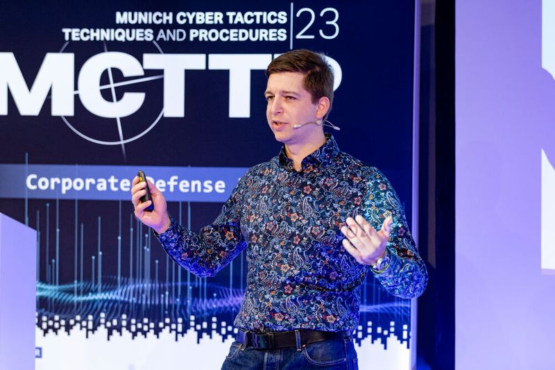Ein CISO zu sein, ist nicht immer leicht. Umso wertvoller waren die Einblicke von Martin Ruf, der seine Erfahrung als Leiter des Information Security & Privacy Teams der Tec Alliance mit dem Publikum teilte. (Bild: Vogel IT-Akademie)