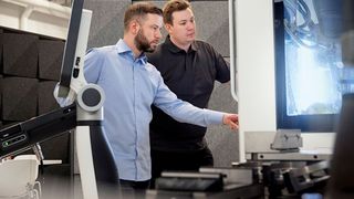 Unvergängliche Kunstwerke aus Ingenieurshand! Die Sandvik-Spezialisten Henrik Loikkanen (linkst) und Jakob Pettersson kombinieren Charakteristika einiger berühmter Kunstwerke über Methoden der künstlichen Intelligenz. Heraus kam die „Impossible Statue“ aus rostfreiem Edelstahl. Das Ganze forderte aber auch die Zerspanungskunst der Schweden heraus. (Bild: Sandvik Coromant)