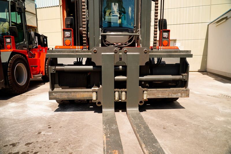 Blick auf ein Klammergerät mit rollengeführten Gabeln. Mit diesem System könnten die schweren Brammen von VDM Metals für die Verladung sicher aufgenommen werden. (Bild: Kalmar)