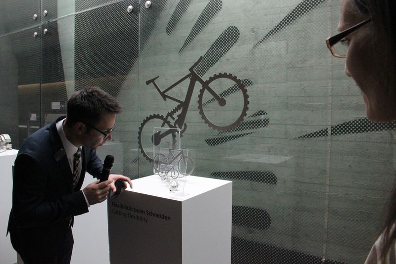 Nach der mittäglichen Stärkung in der Trumpf-Kantine ging es auf zur informativen Tour durch das trumpfsche Lasergeschehen und die Meilensteine der hauseigenen Lasergeschichte. (Bild: Königsreuther)