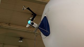 Der Roboterballon untersucht hohe Decken und Wände schneller als ein Mensch auf einer Hubbühne oder einem Gerüst. (Bild: Aerobotics)