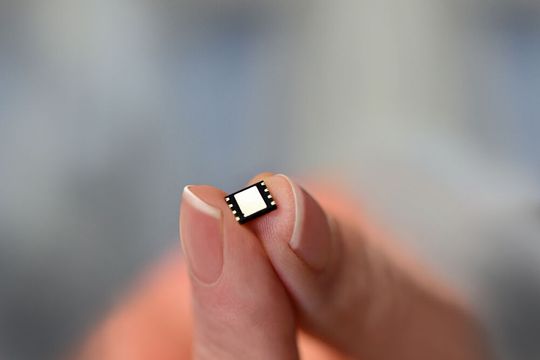 Bild 1: Der eSIM-Chip ist 6 mm x 5 mm klein und nur noch ein Viertel so lang wie eine Mini-SIM-Karte. Bild 1: Der eSIM-Chip ist 6 mm x 5 mm klein und nur noch ein Viertel so lang wie eine Mini-SIM-Karte.