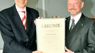 Eine Laudatio auf Holger Schade (re.) zu halten, fiel ZDK-Vorstandsmitglied Michael Kraft nicht schwer. Der Thüringer Unternehmer bietet zahlreiche Anlässe dafür. (Zietz)