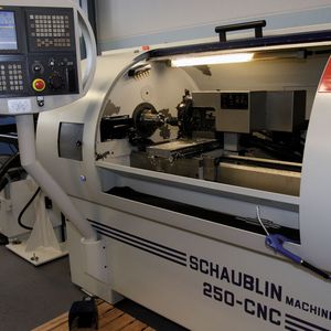 Die Schaublin 250-CNC ist mit Prismenführungen für die hochpräzise Führung des Revolverschlittens ausgestattet. 