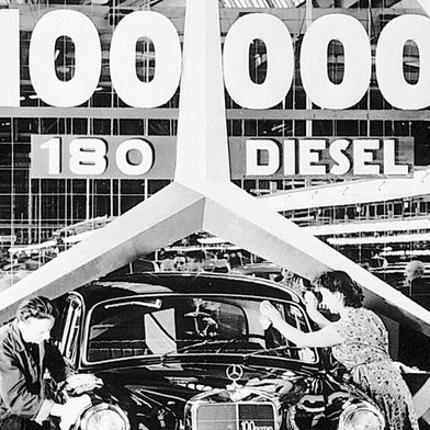 Vom Vorreiter zum Massenphänomen: Mit dem 1954 eingeführten Mercedes 180 D in moderner Pontonform findet der Diesel auch bei Privatkunden viele Fans. Der 1,8 Liter-Dieselmotor mit 40 PS (29 kW) bringt es auf eine Leistung von 43 PS (32 kW). (Bild: Mercedes-Benz)
