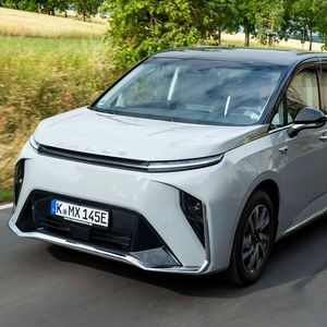 Das chinesische Transporterfabrikat Maxus hat mit dem Mifa 9 seinen ersten Pkw in Europa auf den Markt gebracht.(Bild:  Maxus)