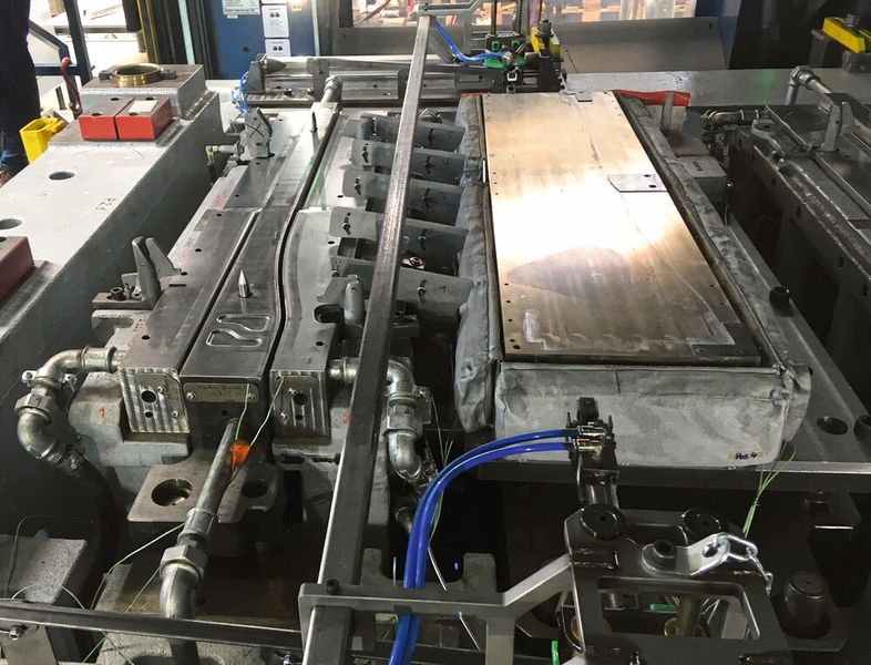 Bei dem neuen Verfahren wird das Leichtmetall in kürzester Zeit erhitzt (rechts), umgeformt und gleichzeitig gehärtet. (Bild: Schuler)