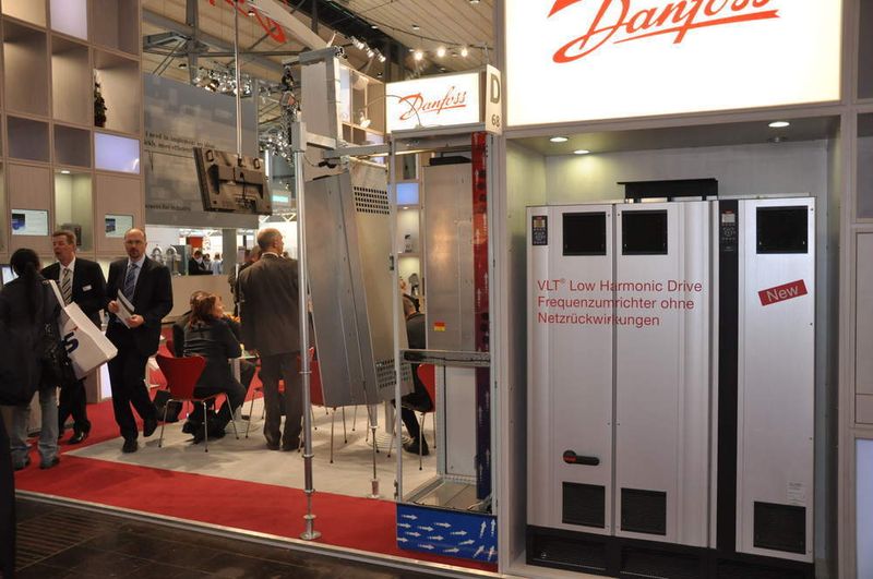 Die neuen VLT LowHarmonicDrives von Danfoss sind eine Kombination aus Frequenzumrichter und aktivem Netzfilter und sorgen für stark reduzierte Netzrückwirkungen.  (Bild: PROCESS)